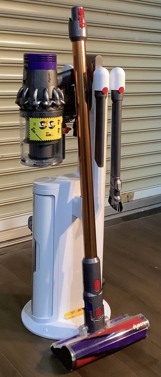 M393【中古・現状品】 ダイソン SV12 スタンド付き サイクロンコードレスクリーナー フロアドック SV12DOK