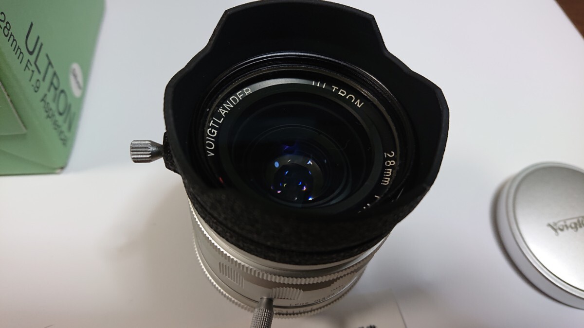 コシナ フォクトレンダー Ultron 28mm F1.9 大口径広角レンズ(ライカスクリューマウント) シルバーの画像3
