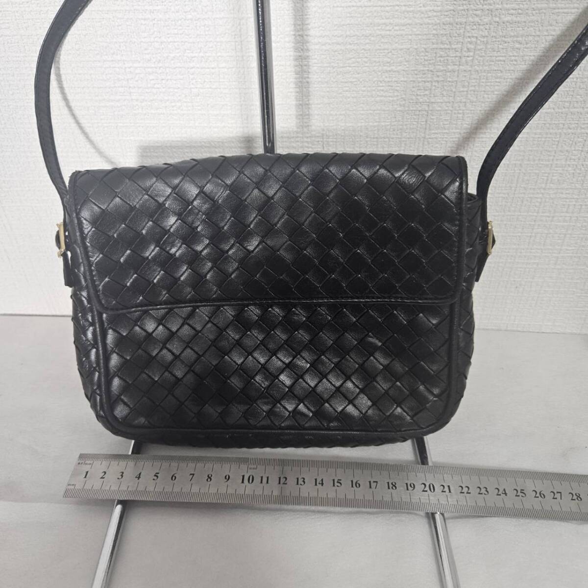 《1円スタート》BOTTEGA VENETA ボッテガヴェネタ イントレチャート ショルダーバッグ レザー ブラック B5062の画像4