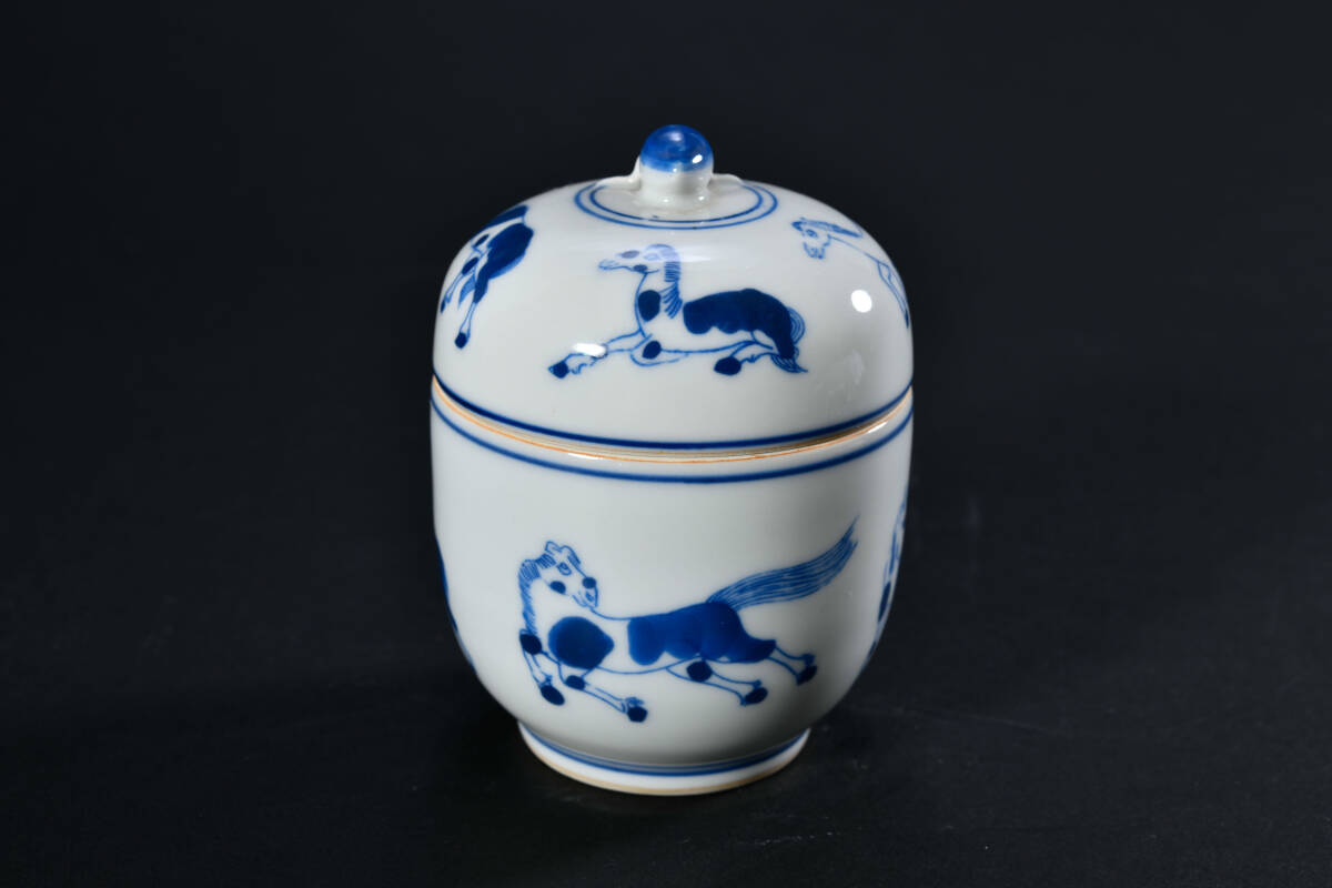 br10439 中国古玩 染付 青華 駿馬図蓋物 茶碗 大明成化年製 在銘 煎茶碗 陶磁器 唐物 高10.3cm 幅7.6cm_画像2