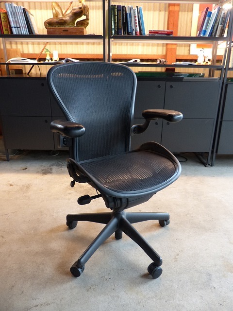 ⑥Herman Miller ハーマンミラー|Aeron Chair アーロンチェア|クラシック Bサイズ｜AE123AWBの画像1