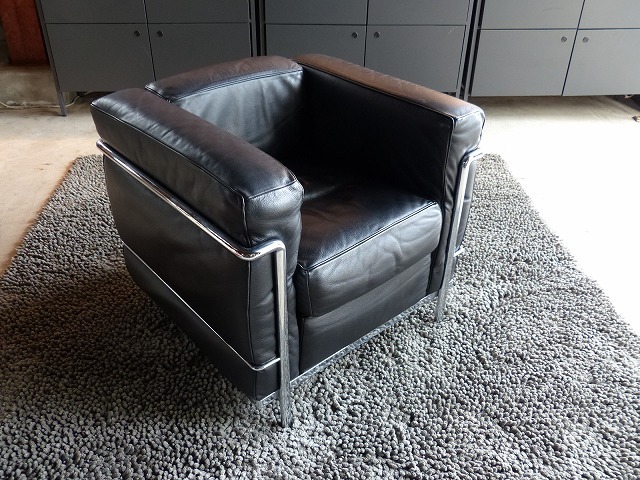 Cassina（カッシーナ） LC2｜1人掛け・1Pソファ｜革/黒｜ル・コルビュジェの画像2