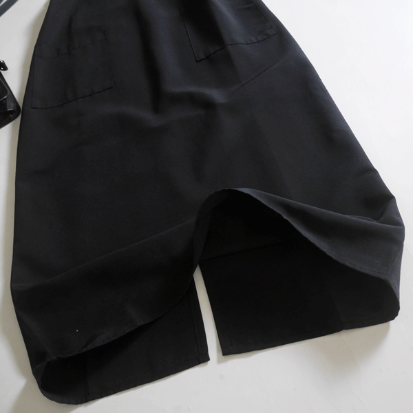 新品■ボンジュールサガン■ダブルポケットVネックジャンパースカート 黒♪ハリ感さらっと素材♪ボディラインを拾わないゆったりシルエットの画像4