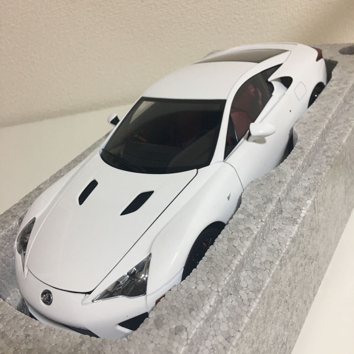 【美品】1/18 AUTOart 78831 LEXUS LFA Signature シリーズ ホワイテストホワイト 1:18 ミニカー レクサス オートアート の画像3