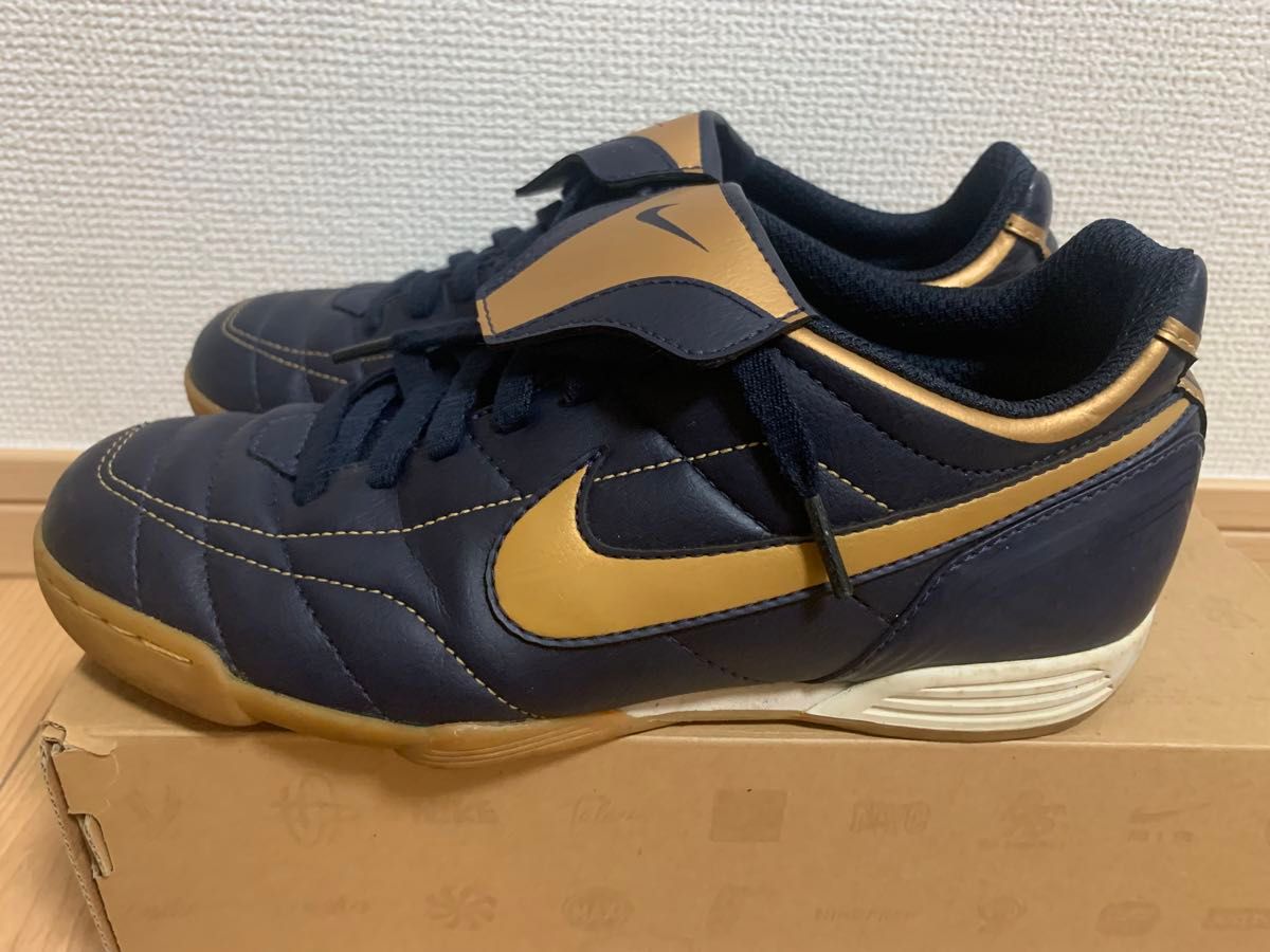 NIKE ウィメンズ　フットサルシューズ　スニーカー