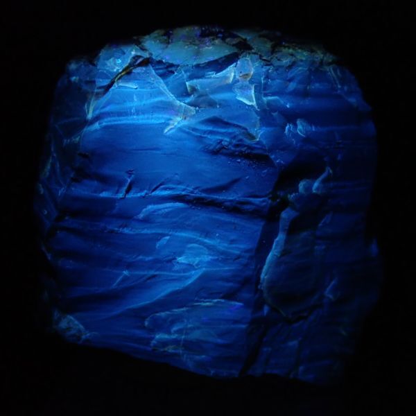 琥珀 アンバー 原石 14.6g サイズ約35mm×35mm×24mm ミャンマー カチン州産 bam591 ブルーアンバー バーマイト 蛍光 パワーストーン_画像2