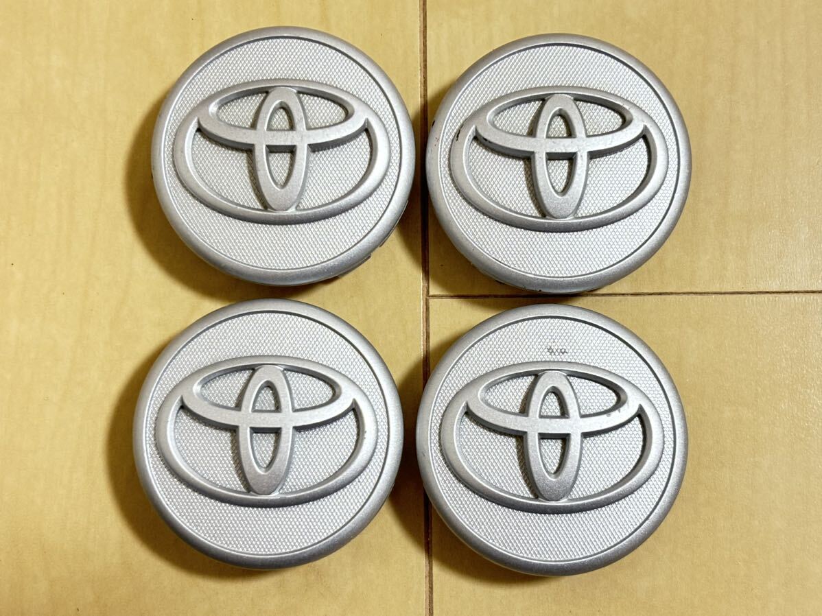 トヨタ TOYOTA純正 アクア AQUA センターキャップ 4個 中古 シルバー 42603-52110-52130の画像1