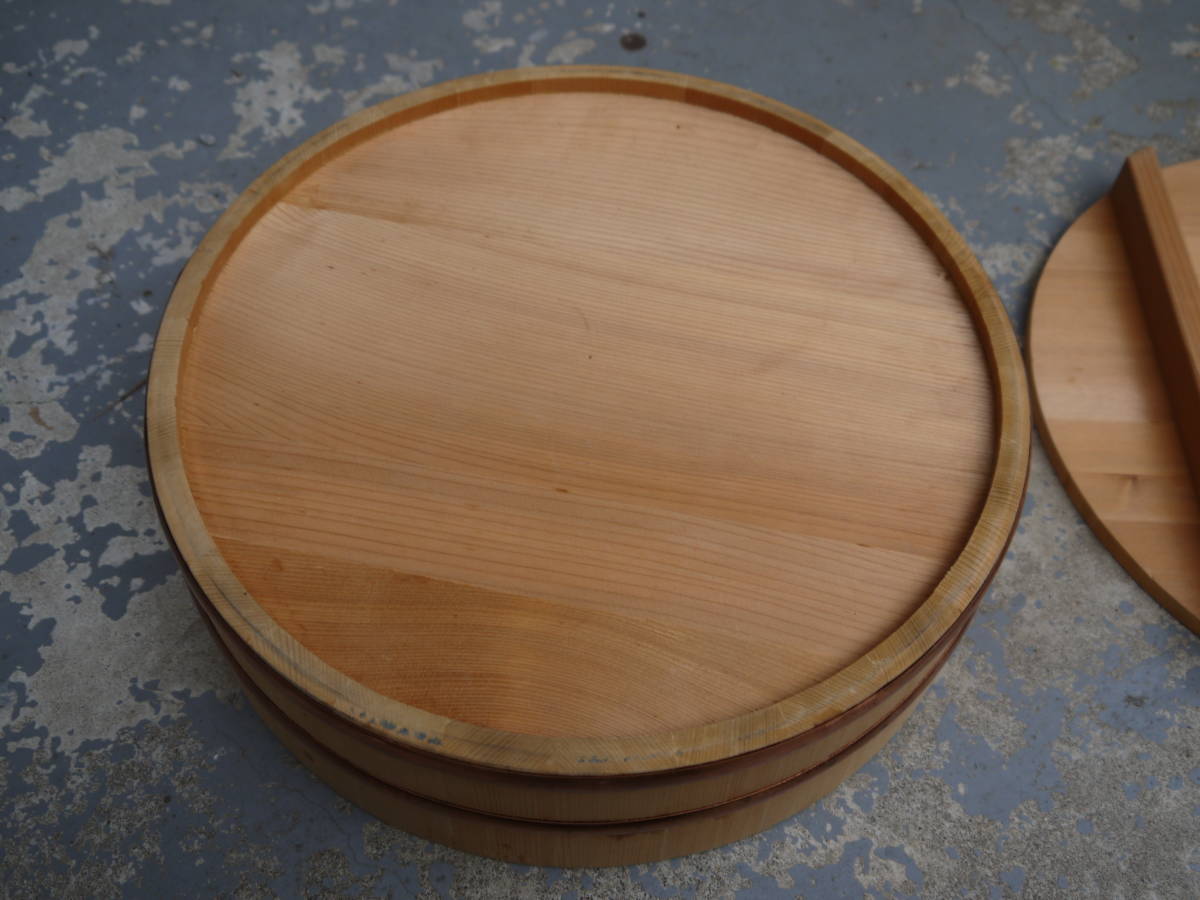 [2Ju07 H] обеденный столик из дерева суши . медь taga крышка имеется деревянный контейнер для риса диаметр 33cm.. деревянный контейнер для риса ...... суши магазин 
