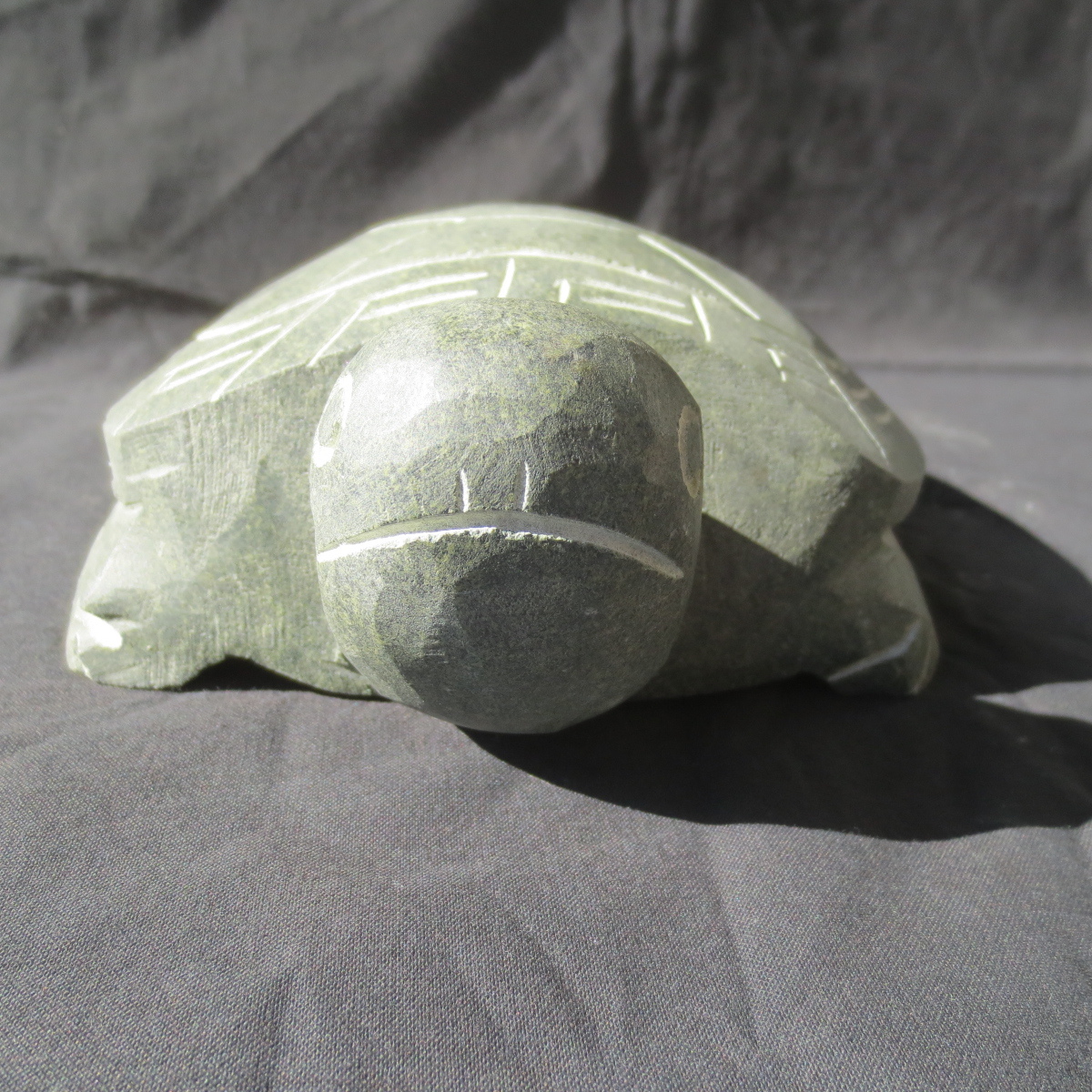 緑カメ 全長23cm 亀 かめ 置物 彫刻品 長寿 祝い 手作り 天然御影石 手作り 送料無料 Turtle-L23_画像3