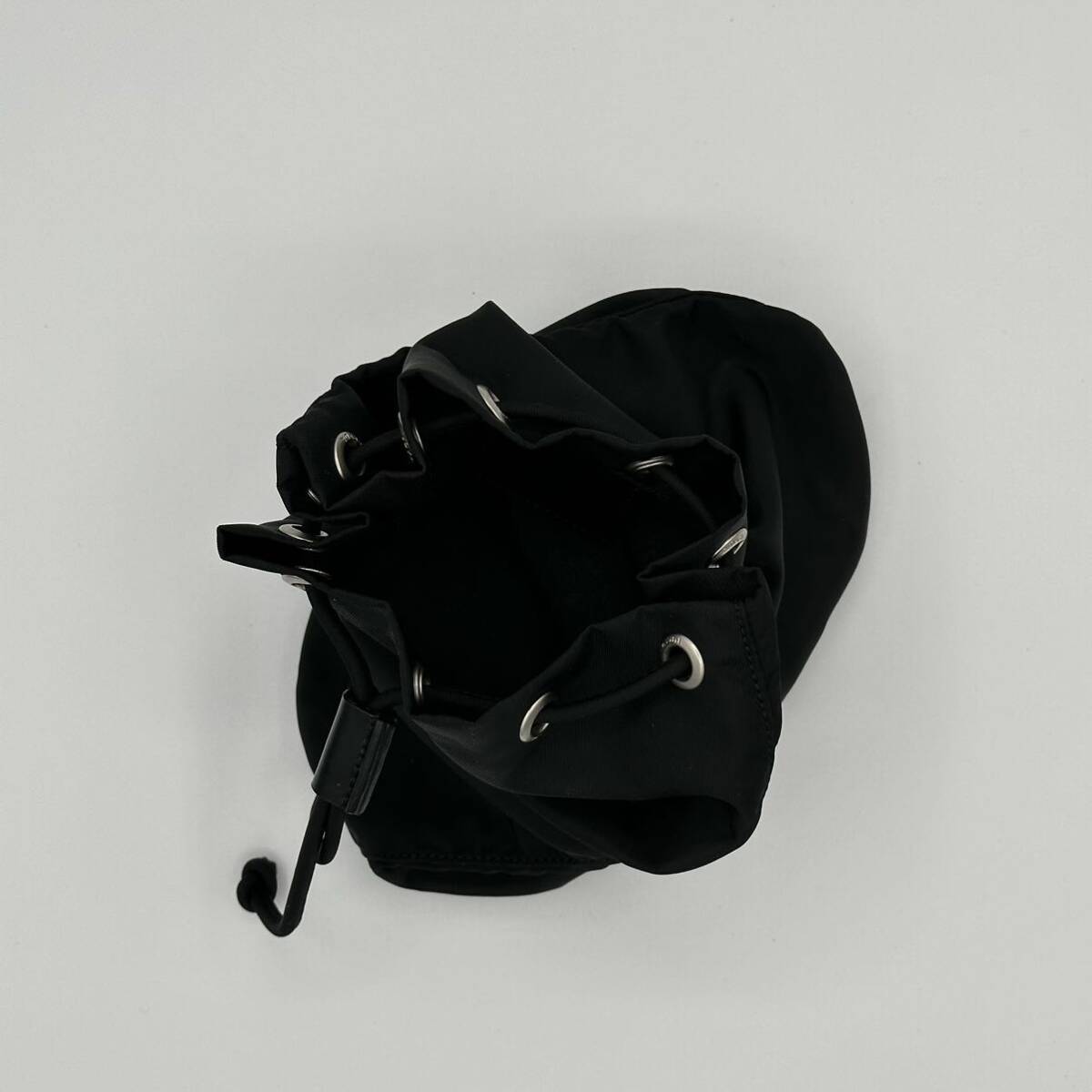 【極美品】PRADA 巾着ミニポーチ バッグ ナイロン 三角ロゴ ブラック小物入れ テスート _画像3