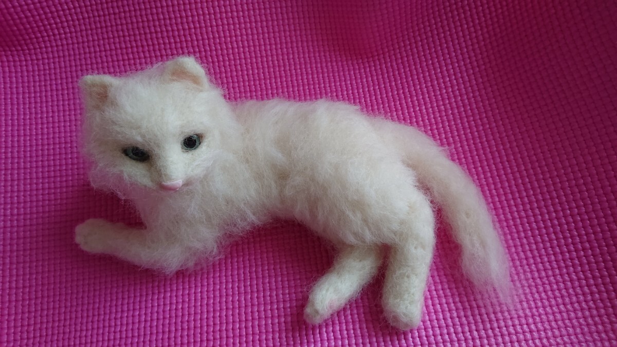 * wool felt hand made cat white cat *