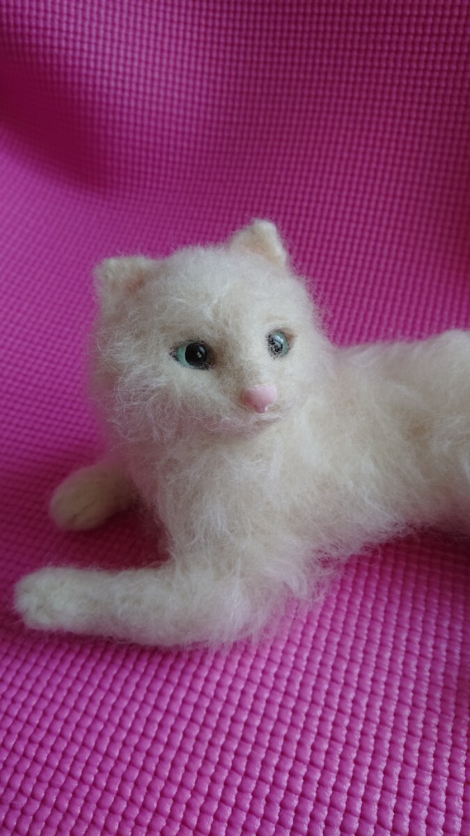 * wool felt hand made cat white cat *