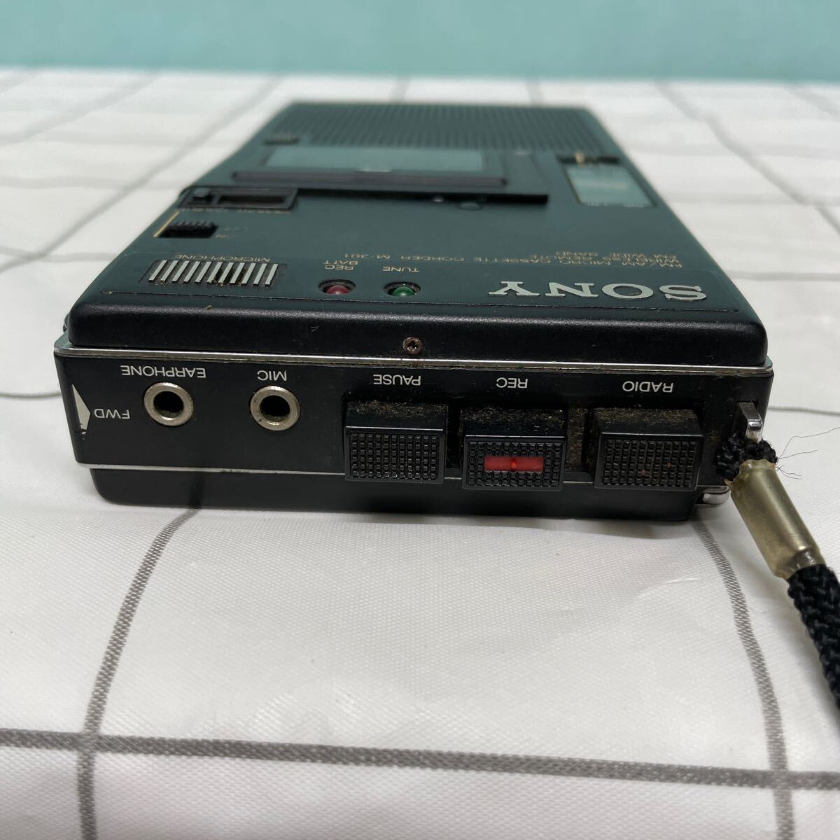 840/ 現状品 破損有 SONY ソニー M-301 AM/FM マイクロカセットレコーダー ラジオ カセットテープ 通電のみ確認_画像5