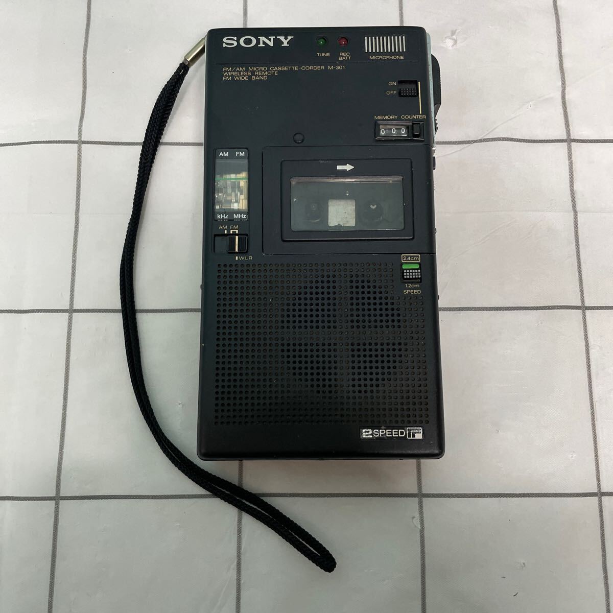 840/ 現状品 破損有 SONY ソニー M-301 AM/FM マイクロカセットレコーダー ラジオ カセットテープ 通電のみ確認_画像1