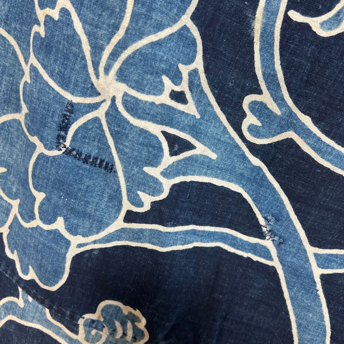 ⑯カスリ放出 倉吉絣 藍染 かすり 古布 生地 素材 パッチワーク 希少 掘り出し 花柄 リメイク 手芸 裁縫 はぎれ 長期保存 138×129cmの画像2