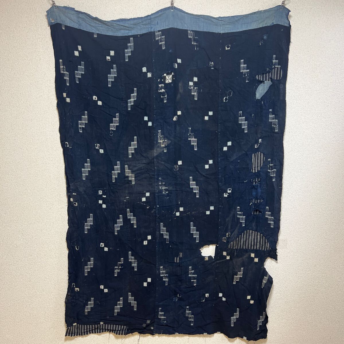 ⑰カスリ放出 倉吉絣 藍染 かすり 古布 生地 素材 パッチワーク 掘り出し 継ぎ接ぎ ボロ リメイク 手芸 裁縫 はぎれ 長期保存 158×108cmの画像2