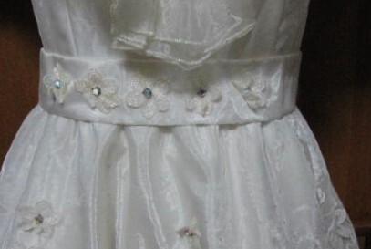 [中古]ロイヤルメグ フラワーモチーフ、ラインストーン付きウェディングドレス (サイズ11号) パニエ一体型 の画像3