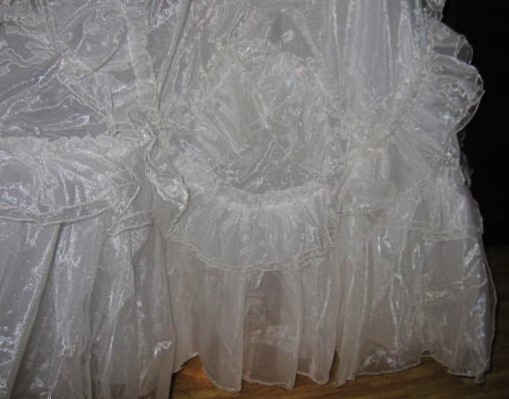 [中古]ロイヤルメグ フラワーモチーフ、ラインストーン付きウェディングドレス (サイズ11号) パニエ一体型 の画像5