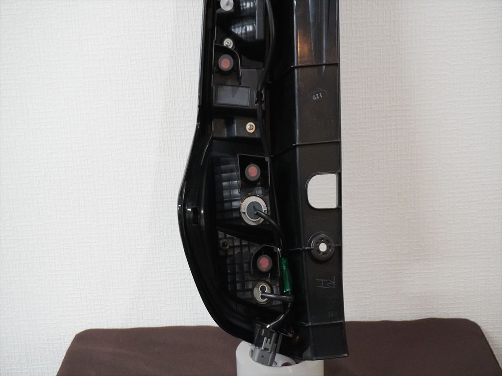 良品(配線付きASSY) ROOMY ルーミー後期 (M900A) (令和4年1月) 右 テールランプ テール KOITO 220-6907W 運転席側（THOR/トール/M900S）の画像6