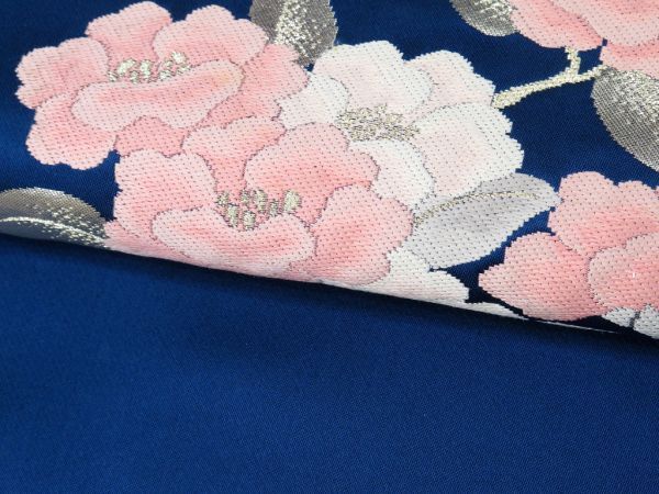 387Novknre 名古屋反物 刺繍 お太鼓柄 花模様 藍色 未仕立て【新古品】_画像4