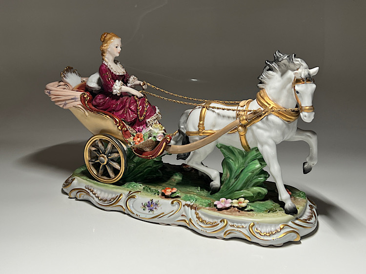 【瑞】西洋美術　陶器人形　馬車に乗る貴婦人　置物　幅：４２ｃｍ　重さ：約５２００ｇ_画像1