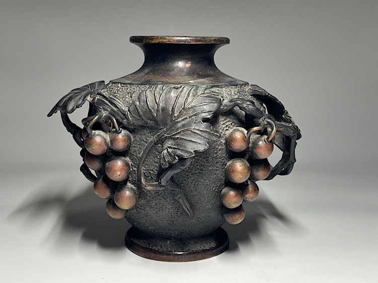 【瑞】銅製　鋳銅葡萄彫　花瓶　高：１５．８ｃｍ_画像1