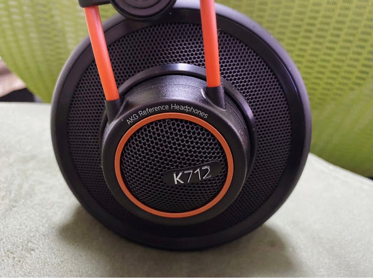 AKG K712