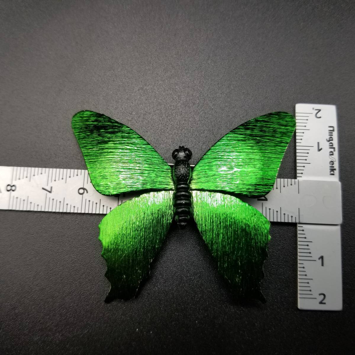 緑の蝶 大ぶり ヴィンテージ ブローチ グリーン 昆虫モチーフ レトロ コスチュームジュエリー 鮮やか 存在感 YDB4_画像3