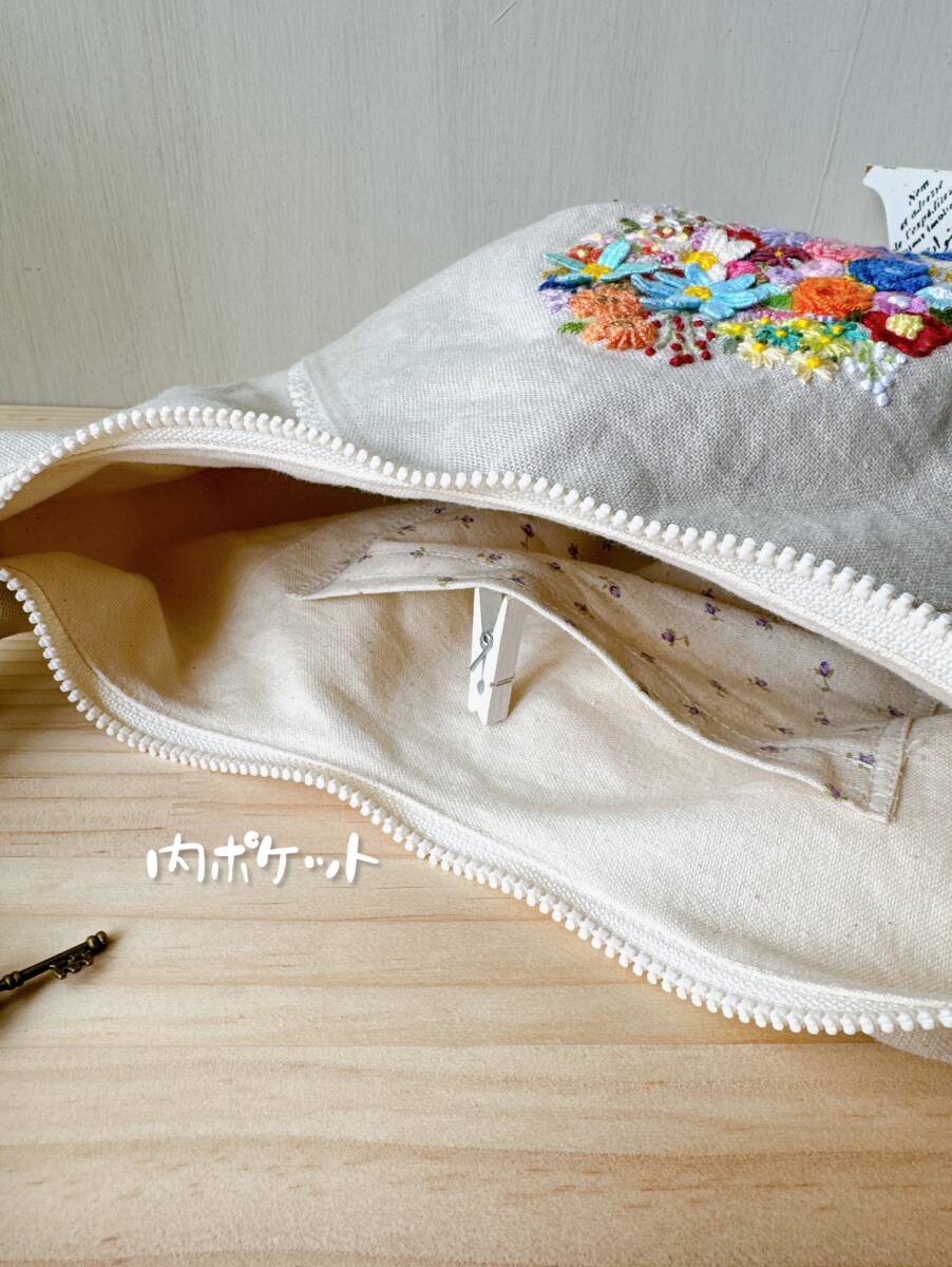 ハンドメイド☆☆生成リネン・ポケットに花束風の手刺繍・小ぶりな楕円底のショルダーバッグの画像6