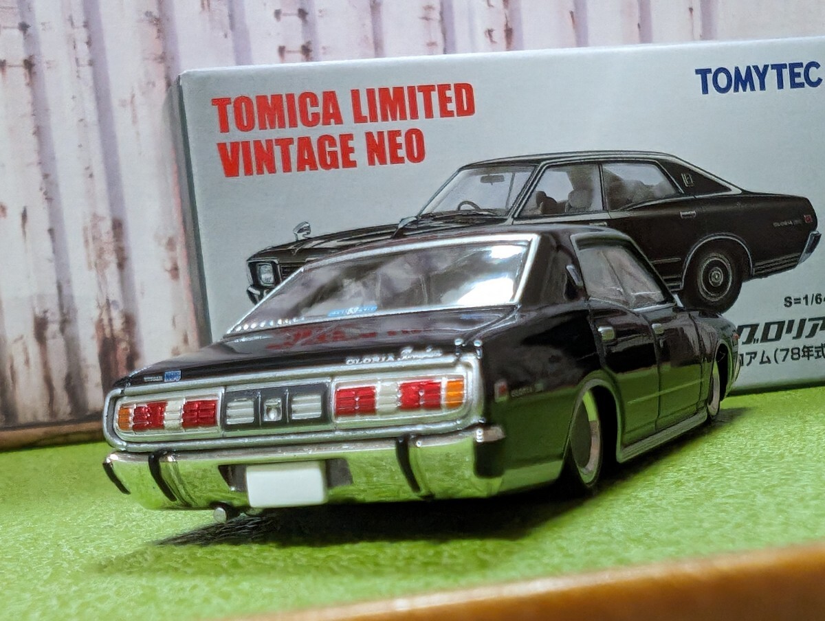 * Tomica Limited Nissan 330 Gloria modified deep rim, lowdown besides various exhibiting!