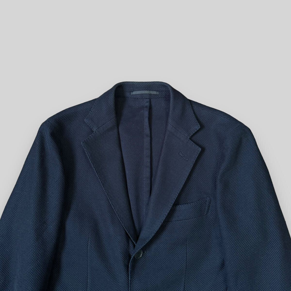 【美品】 UNITED ARROWS ユナイテッドアローズ サマーコットン 2B テーラードジャケット 紺 42 背抜き サマージャケット 2つボタン スーツ の画像4