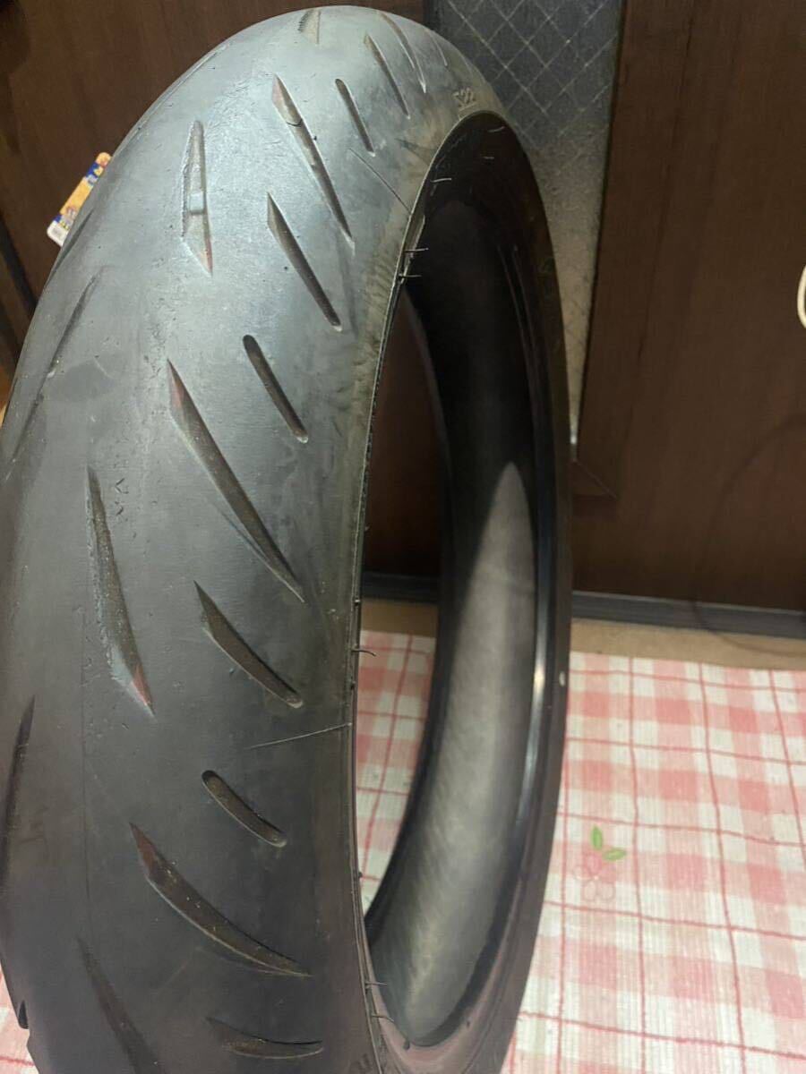 中古MCタイヤ 2022年製造 BRIDGESTONE BATTLAX S22 120/70ZR17 ブリヂストン バトラックス ハイパースポーツ 120 70 17 0722 M3062の画像4