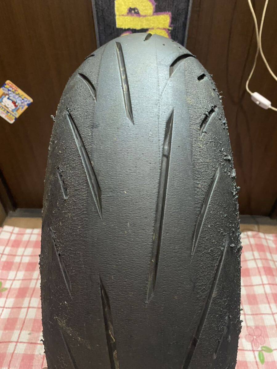 中古MCタイヤ バリ山 2021年製造 BRIDGESTONE BATTLAX S22 180/55ZR17 ブリヂストン バトラックス 180 55 17 2421 M3099の画像1