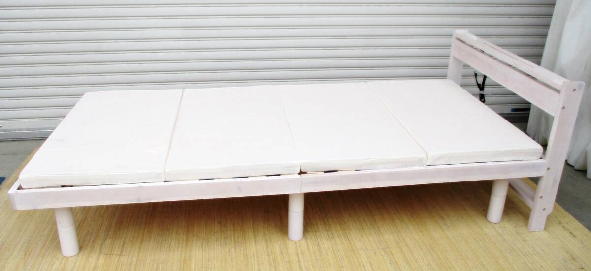 白家具　シングルサイズ　ベッド　フレーム　マットレス付き　2口コンセント　木製フレーム　ホワイト　ウッド　寝具　引き取り歓迎_画像2