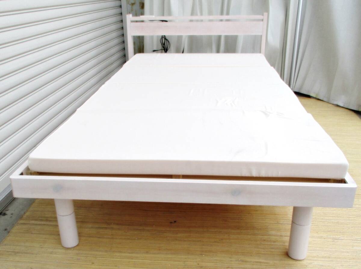 白家具　シングルサイズ　ベッド　フレーム　マットレス付き　2口コンセント　木製フレーム　ホワイト　ウッド　寝具　引き取り歓迎_画像3