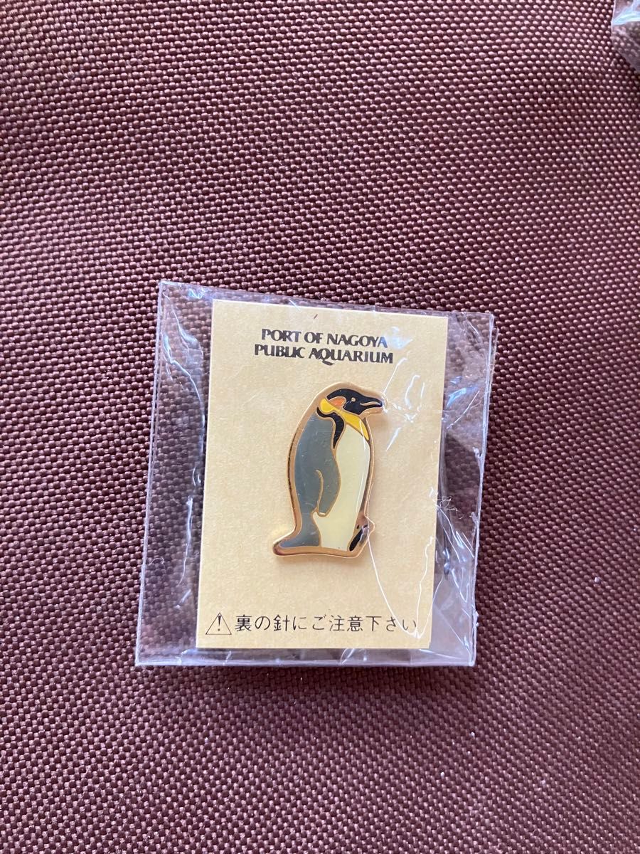 水族館で貰ったもののまとめ売り　コウテイ(エンペラー)ペンギンの羽毛　缶バッチ　ピンバッジ
