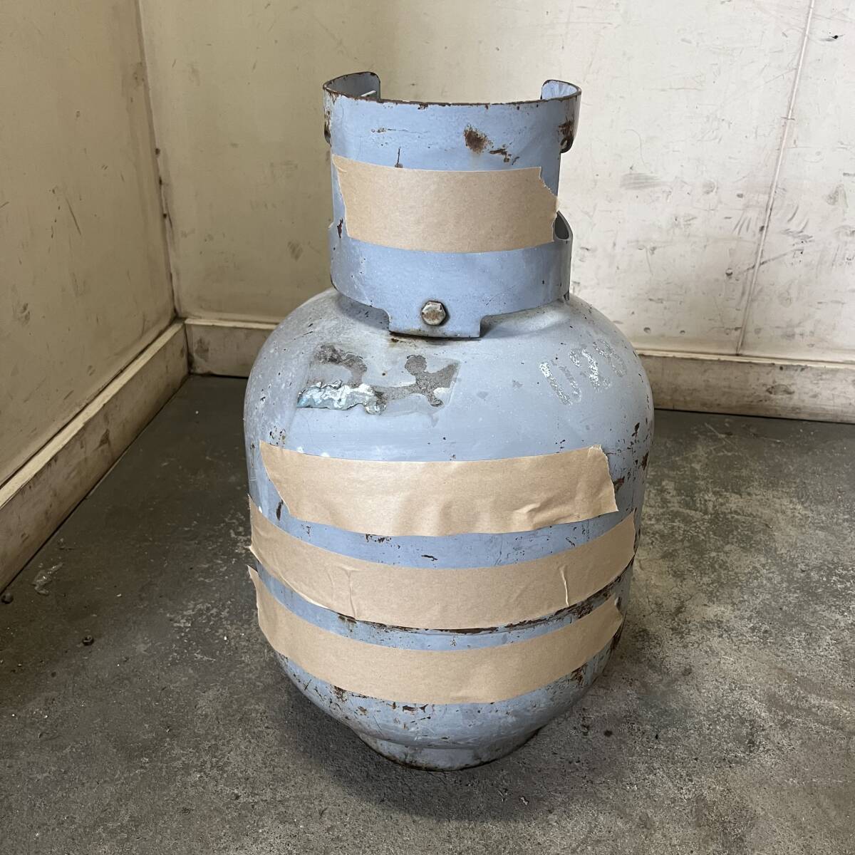 * Gifu departure ^ LP gas compressed gas cylinder / propane gas compressed gas cylinder / expiration of a term / empty compressed gas cylinder / rust equipped / container / scratch dirt equipped / junk R6.4/23*