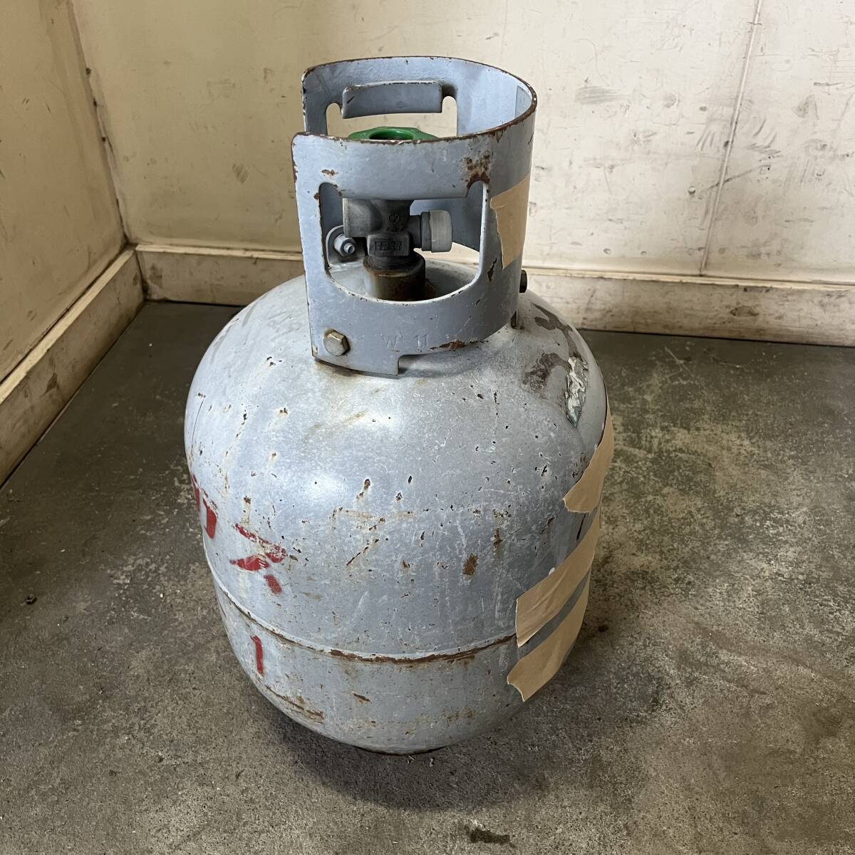 * Gifu departure ^ LP gas compressed gas cylinder / propane gas compressed gas cylinder / expiration of a term / empty compressed gas cylinder / rust equipped / container / scratch dirt equipped / junk R6.4/23*