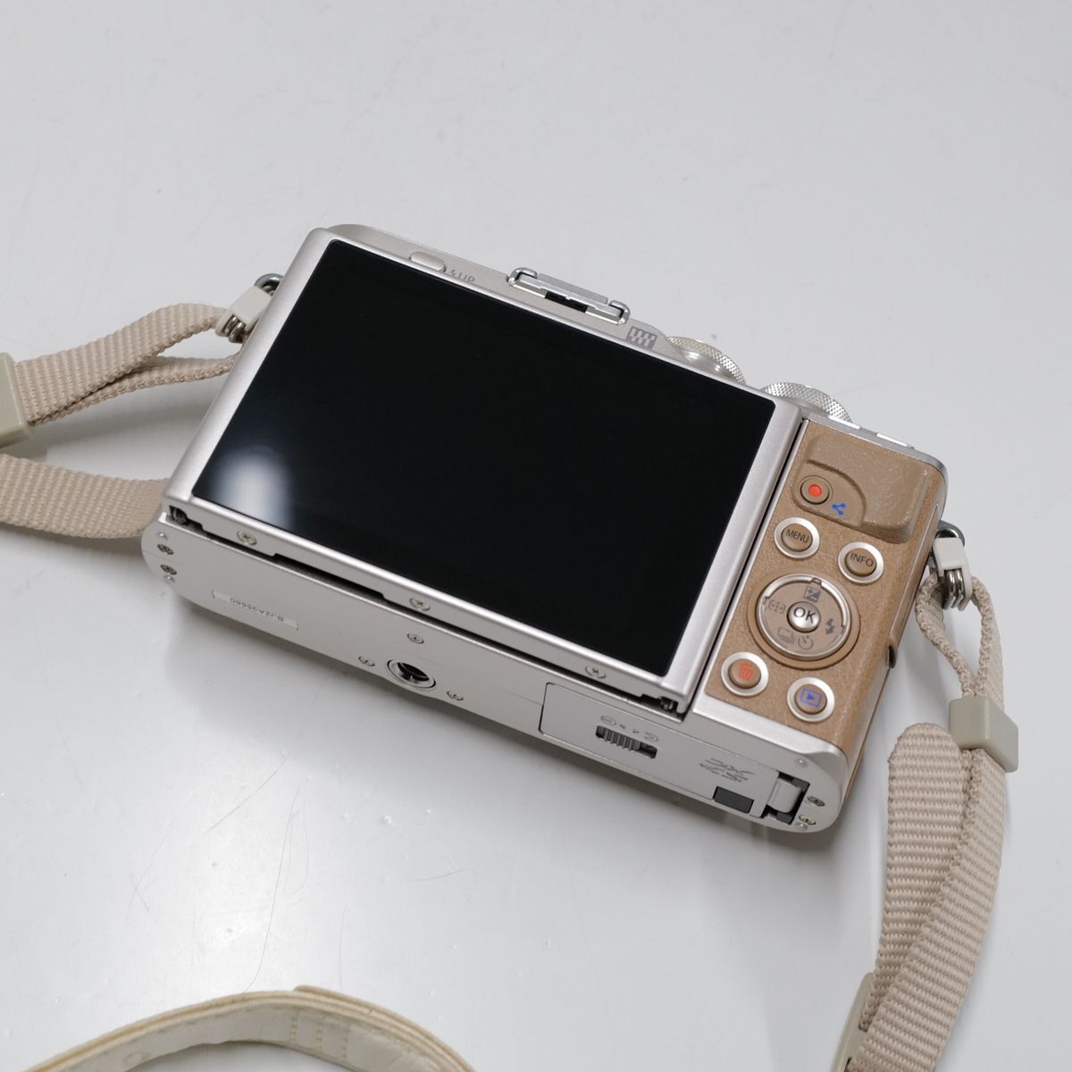 OLYMPUS PEN E-PL9 ボディ USED超美品 ミラーレス一眼 カメラ 本体＋バッテリー SHOT数極少1360回 4K Wi-Fi Bluetooth 完動品 中古 CP5615_画像2