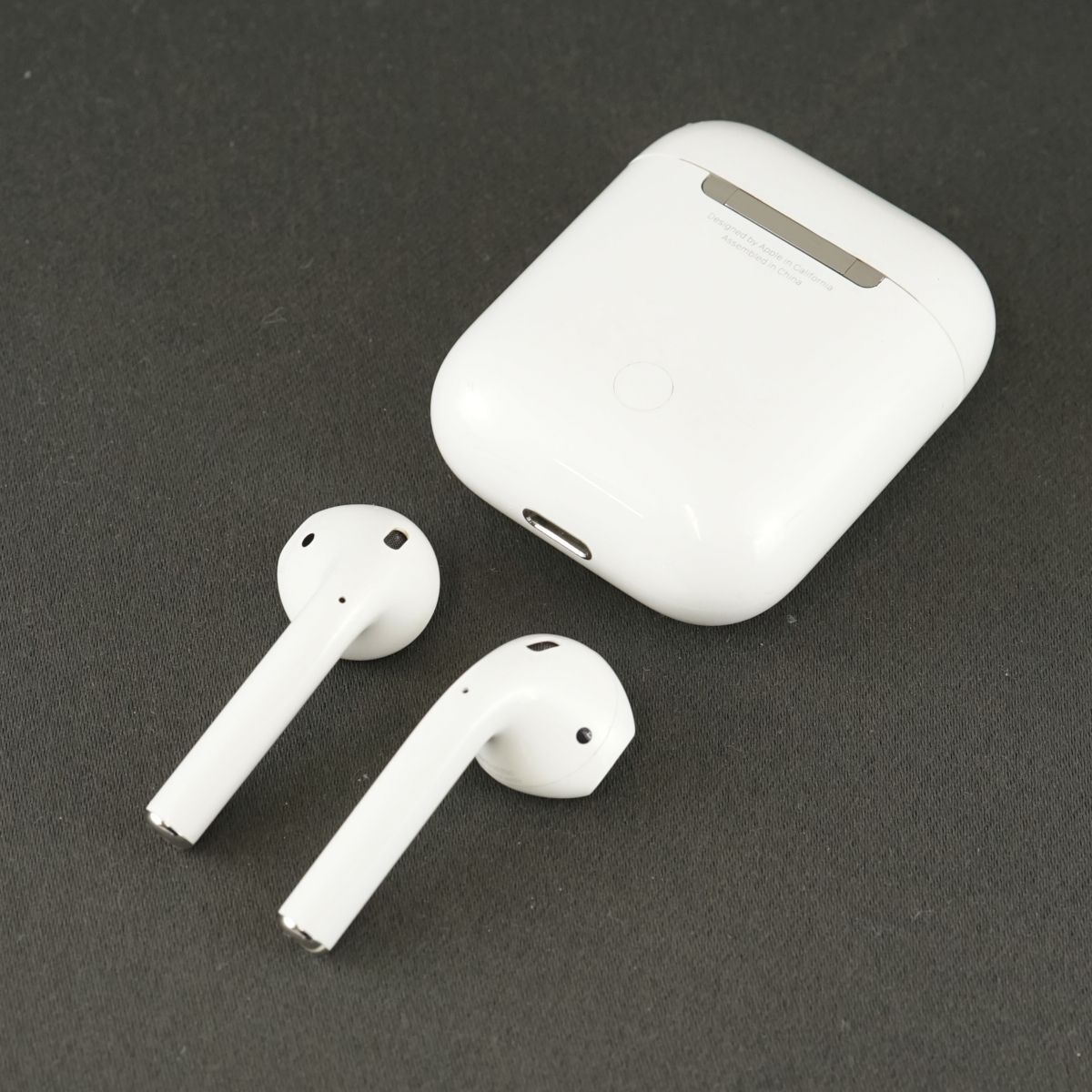 Apple AirPods with Charging Case エアーポッズ ワイヤレスイヤホン USED品 第二世代 Bluetooth MV7N2J/A 完動品 中古 T V9538_画像2