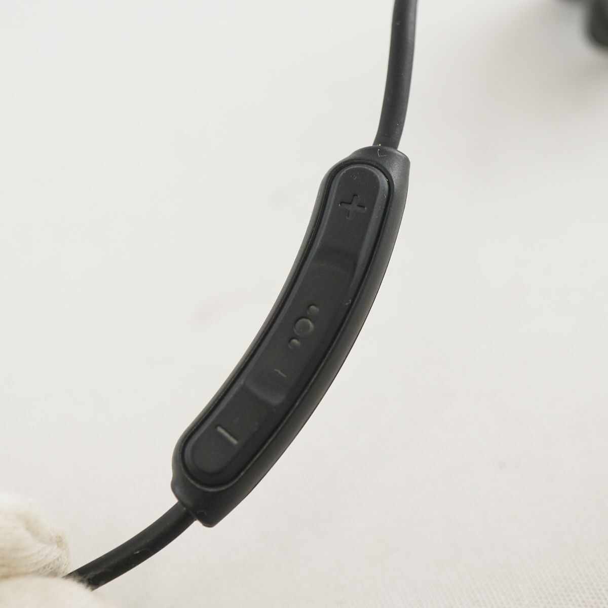 BOSE SoundSport wireless headphones ワイヤレスイヤホン USED美品 スポーツ向け 防滴 NFC対応 マイク ブラック ポーチ付 完動品 V0345の画像5
