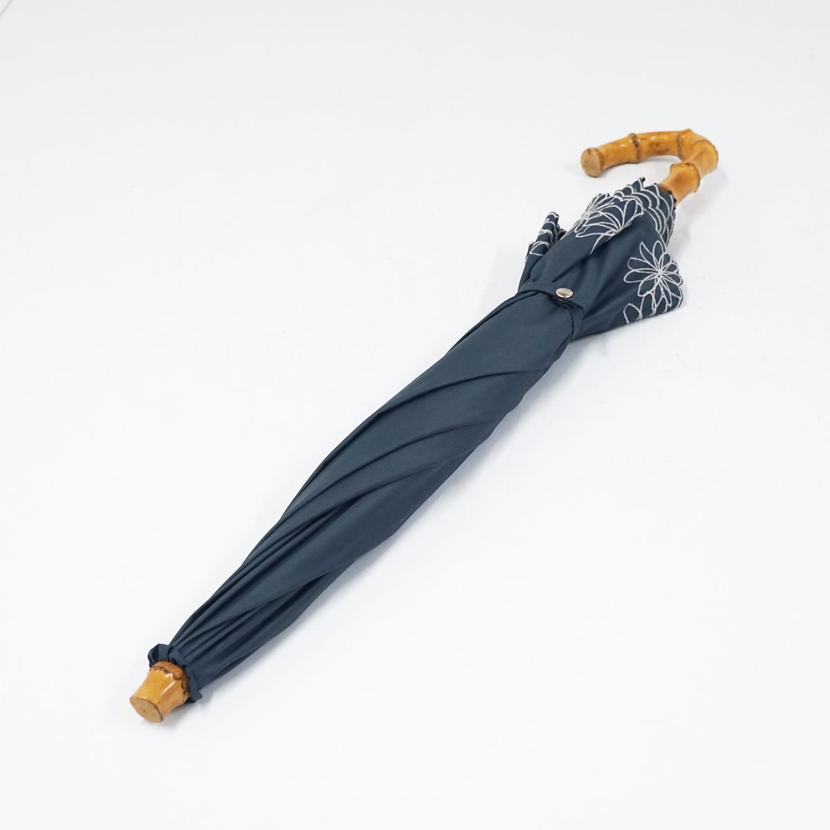 完全遮光折りたたみ日傘 Wpc. UVO ウーボ USED品 ブルーグレー 刺繍フラワー UV 遮光 遮熱 最強の日傘 軽量 50cm FA8388の画像7