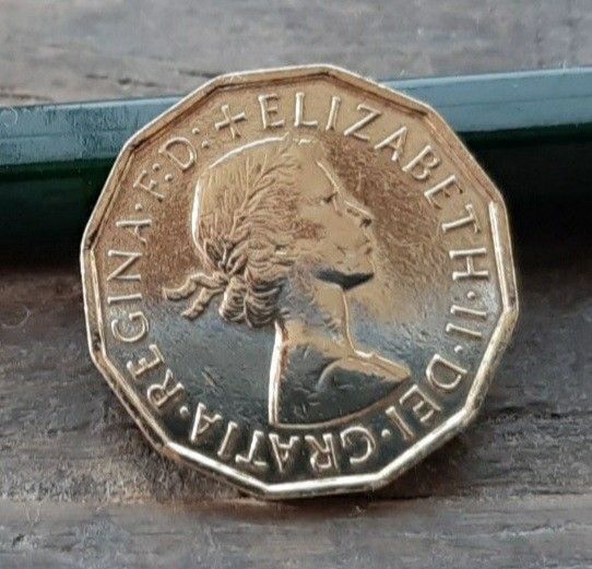 英国 3ペニーコイン 10枚イギリス 3ペンス ブラス 美物 エリザベス女王21mm x 2.5mm6.8gブリティッシュ本物古銭