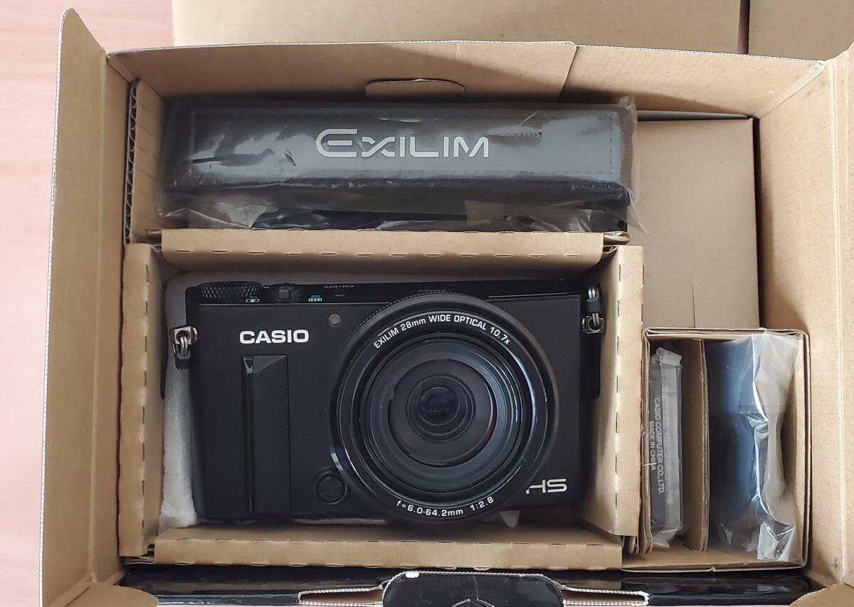 14689【未使用・長期保管品】カシオ EXILIM EX-100PRO ブラック 付属品完品 デジカメ デジタルカメラ 簡易梱包で発送の画像1