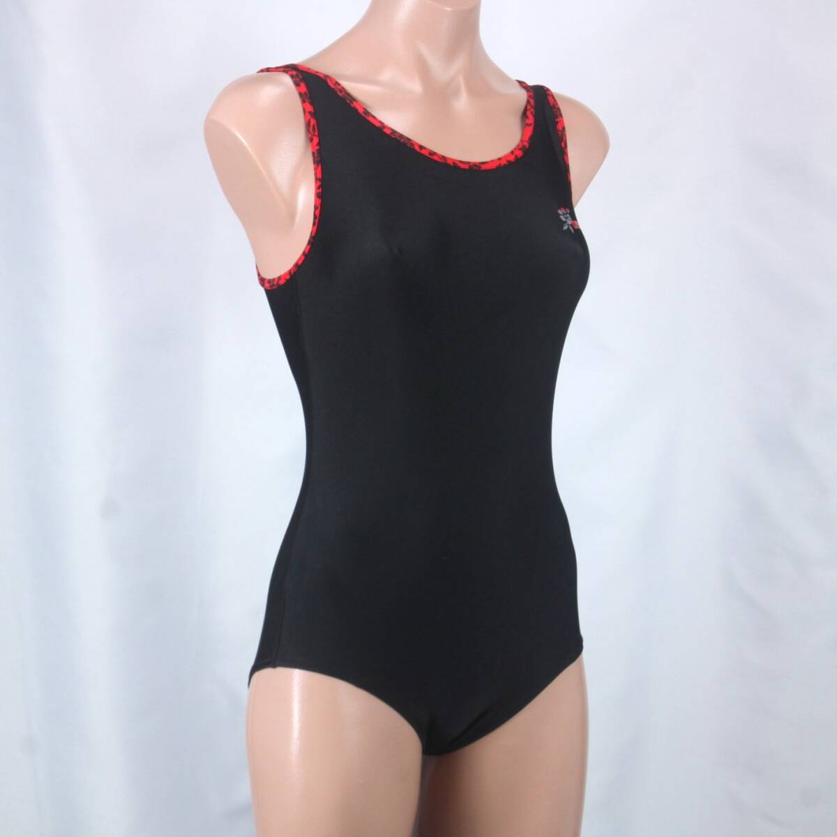 U8371★arena 水着 ワンピース レディース Mサイズ デサント 水泳 競泳 女子 ブラック 黒 赤 無地 スイムウェア スイミング プールの画像2