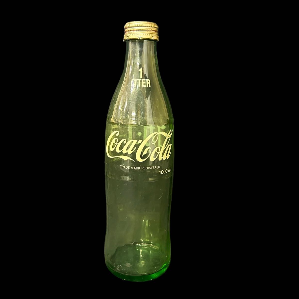 コカコーラ 空瓶 昭和レトロ CocaCola 1000ml 1リットル エンボス瓶 ヴィンテージボトル 空ボトル 硝子 ガラス_画像1