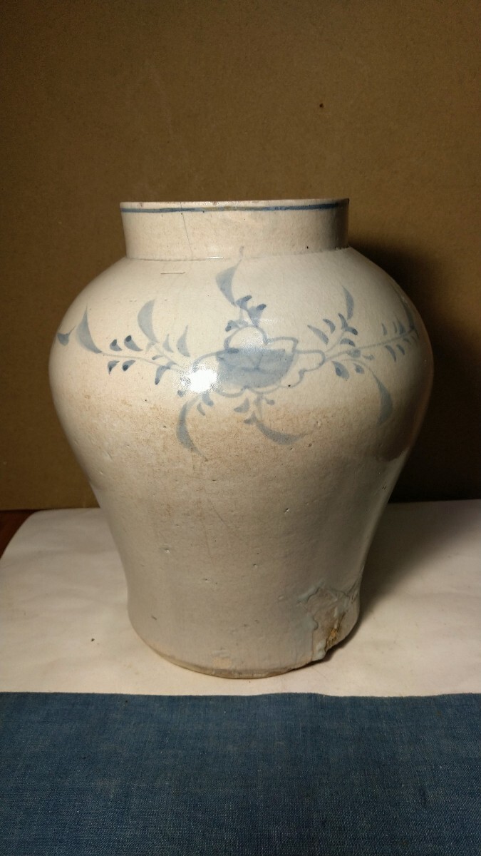 【哲】【特別出品】李朝白磁染付花唐草文立壺（李朝中期）の画像2