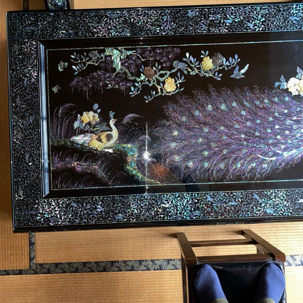螺鈿細工 美術品 漆芸 韓国 花鳥紋 孔雀絵 座卓 寸法187.5x96.8x36.7の画像2