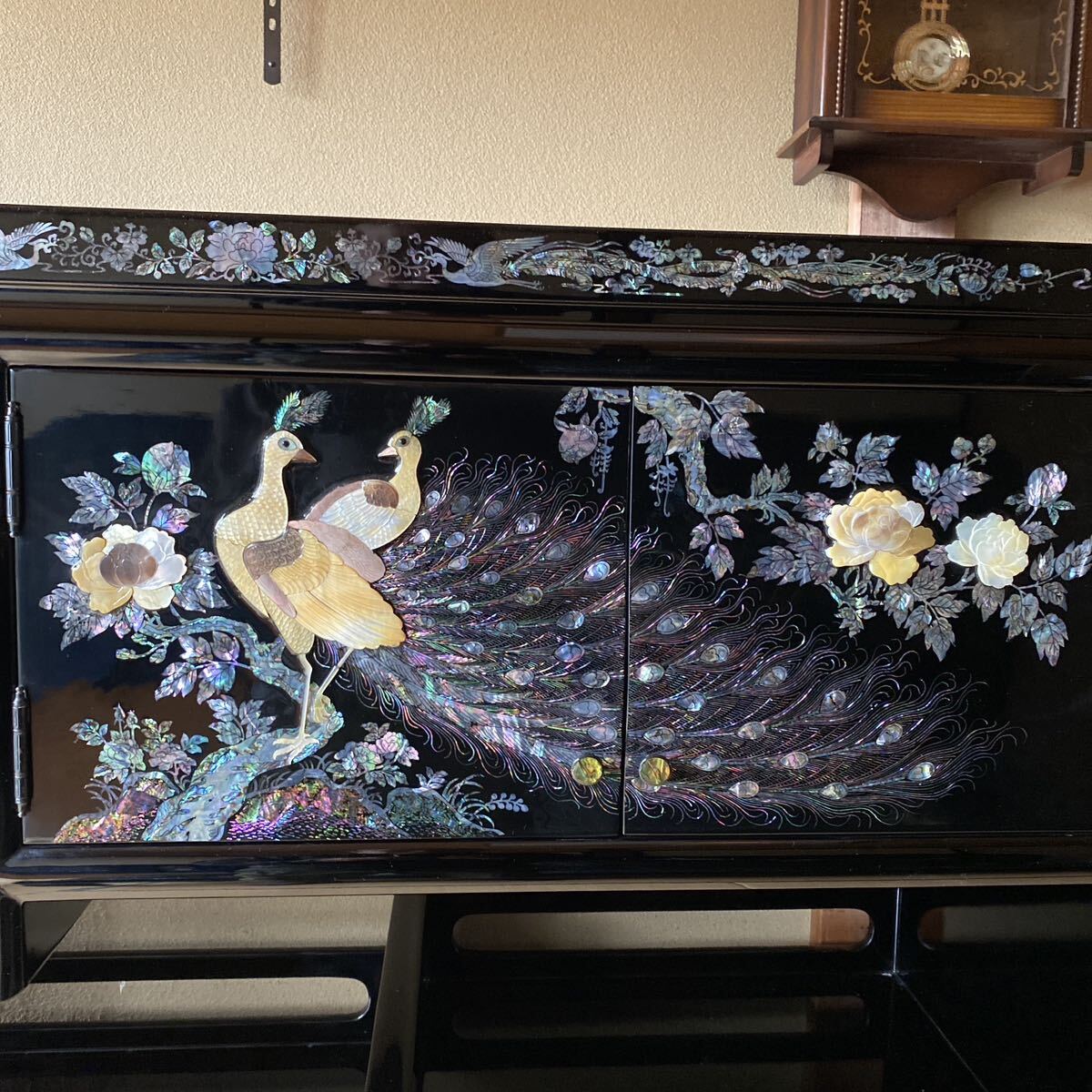 螺鈿細工 飾棚 花鳥紋 孔雀絵 韓国 木製 漆器 寸法114.0x40.5x120.0センチの画像2