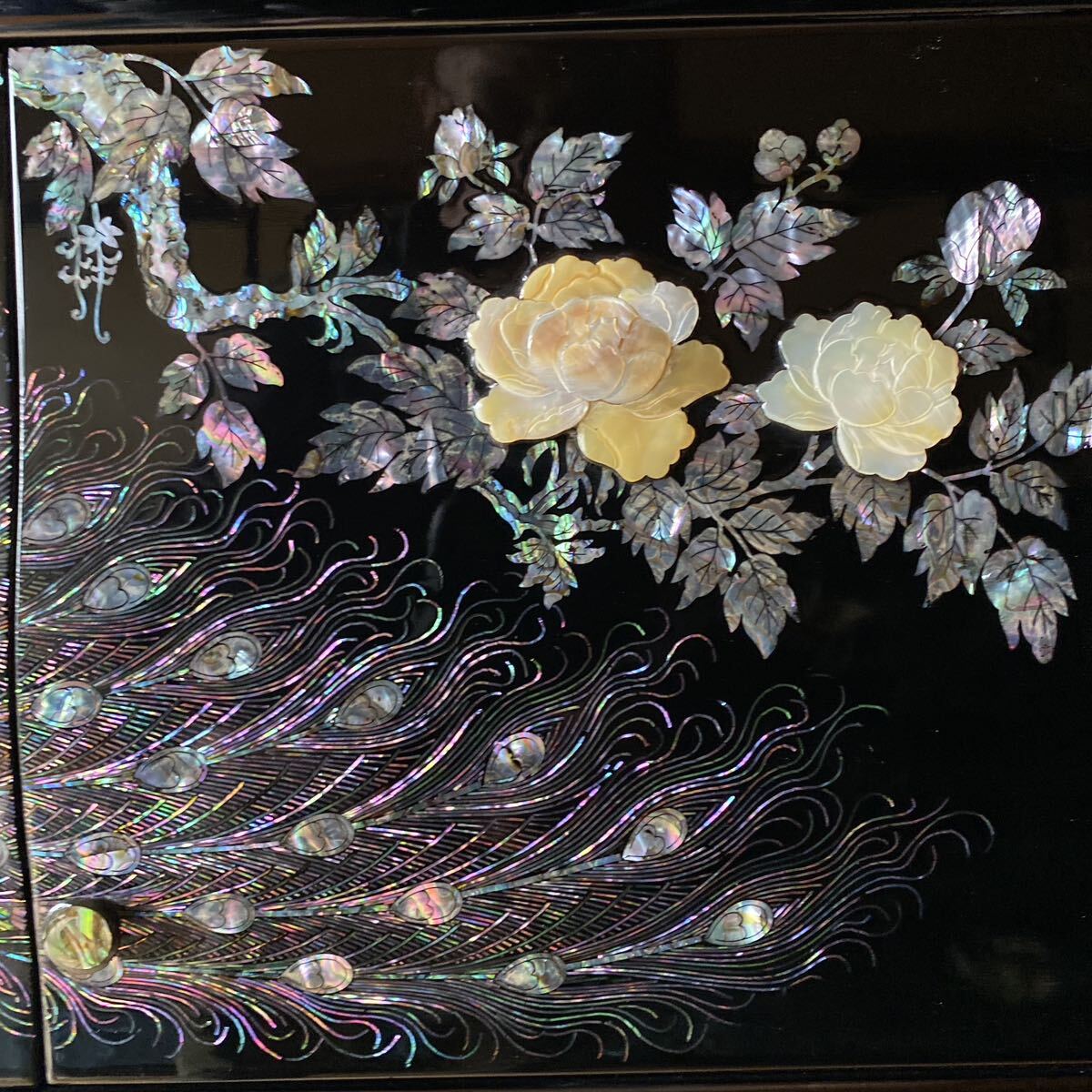 螺鈿細工 飾棚 花鳥紋 孔雀絵 韓国 木製 漆器 寸法114.0x40.5x120.0センチの画像7